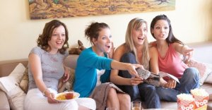 girls_friends_having_fun_watching_tv-eating